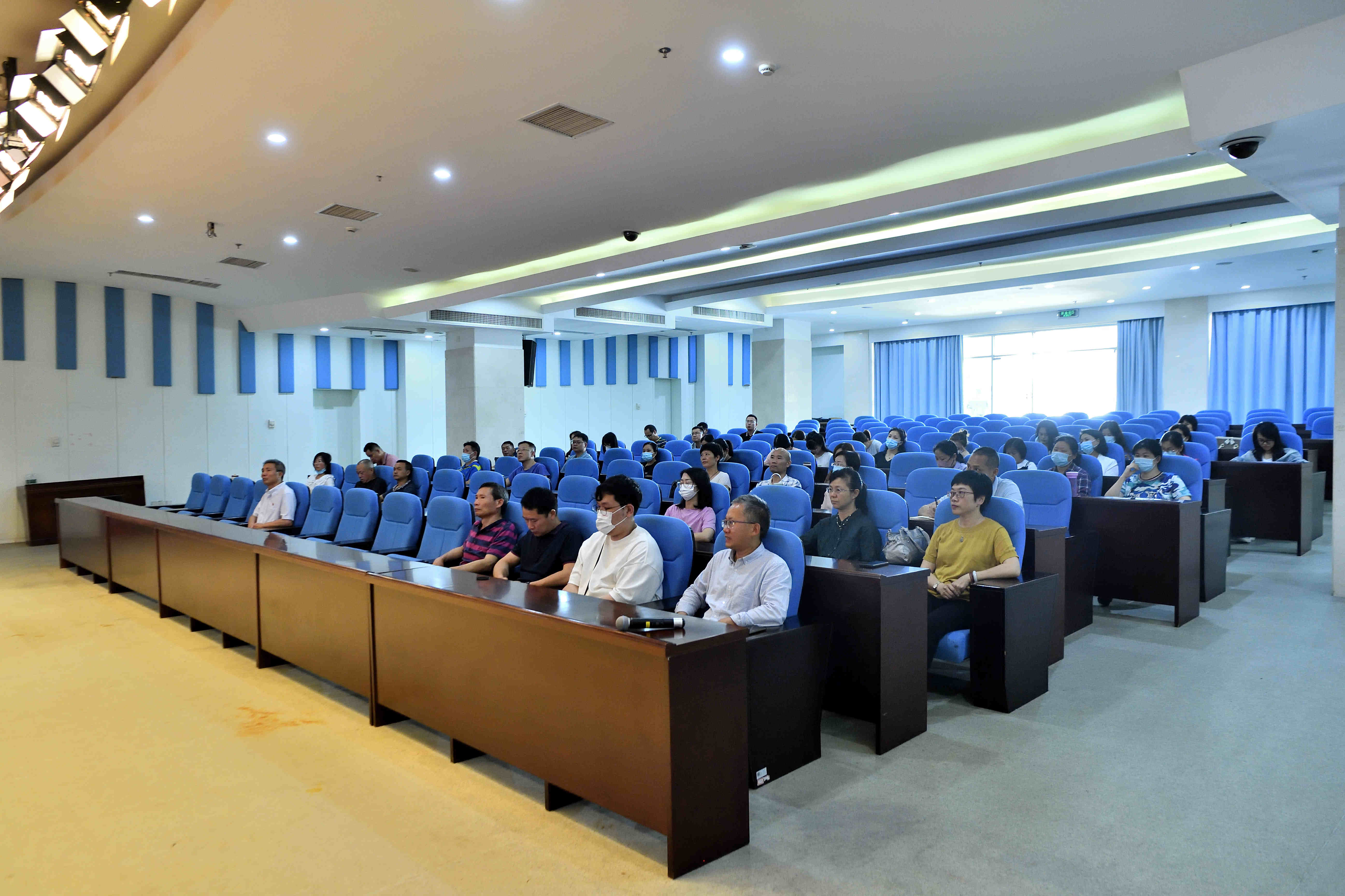 干部職工認(rèn)真聆聽講座.jpg 干部職工認(rèn)真聆聽講座.jpg